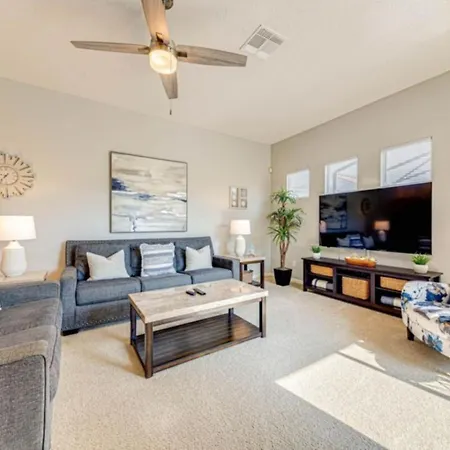 Beautiful And Peaceful 5 Bedroom Home, Private Pool